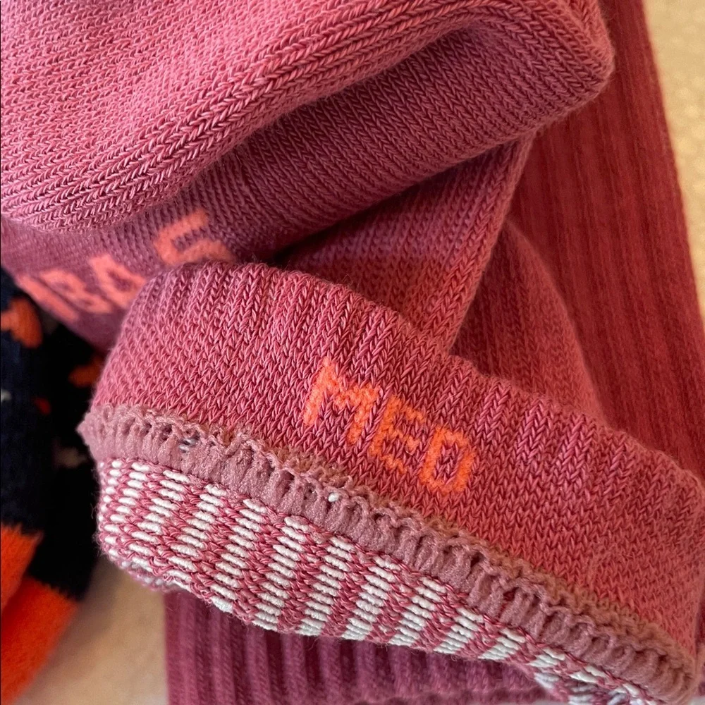New Bombas Women’s  Coral and Navy Patterned Socks size M set of 2 no package